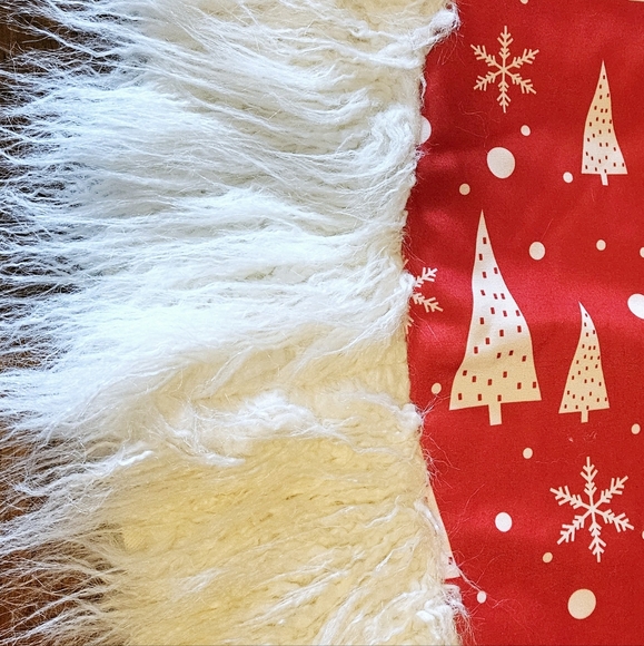 New Large Red & White Tree Skirt - Picture 2 of 5